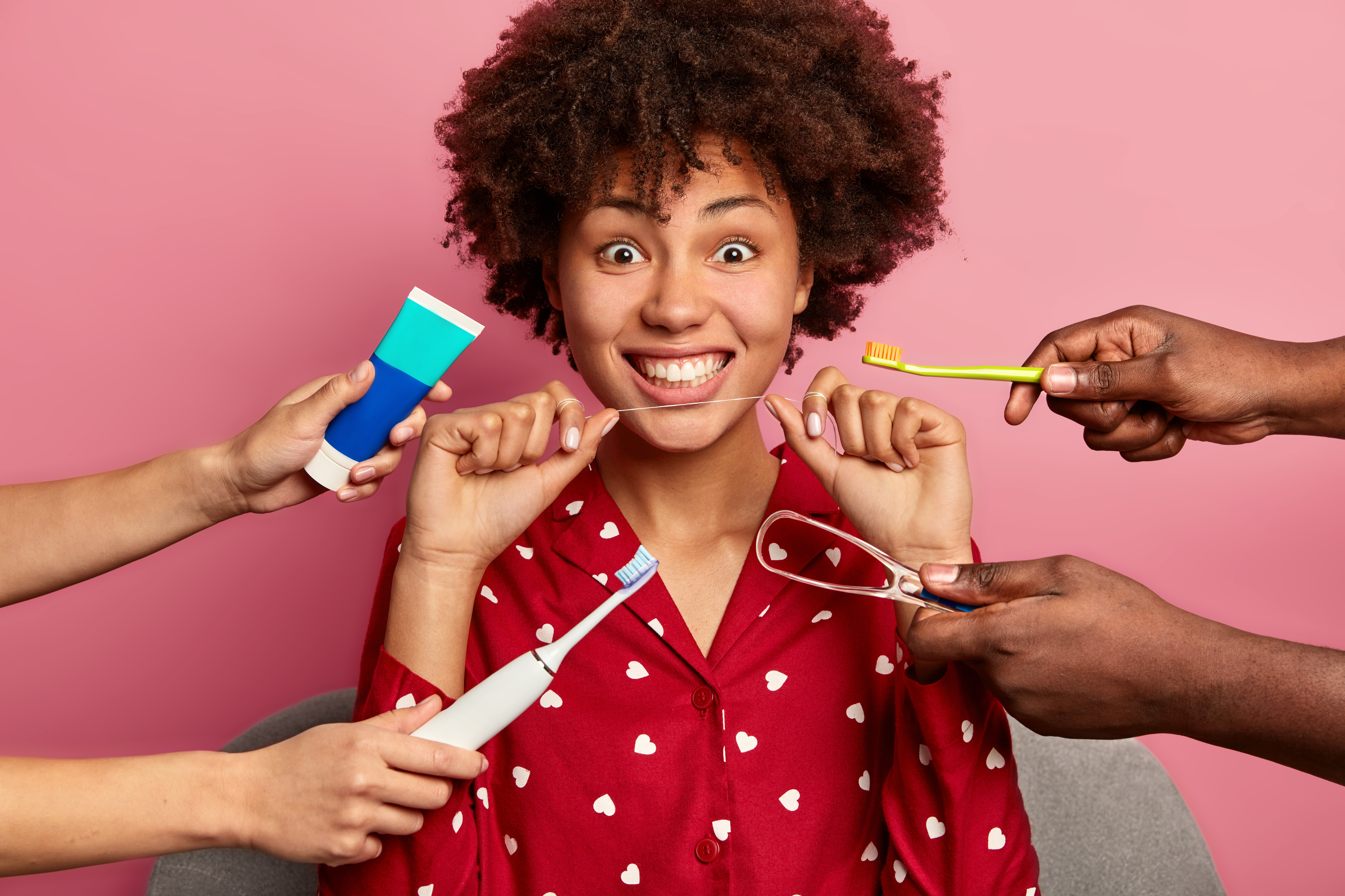 Photo d'illustration de la catégorie Sante bucco-dentaire du thème "nos conseils" avec jeune fille métisse entourée de plusieurs accessoires : brosse à dents et dentifrice