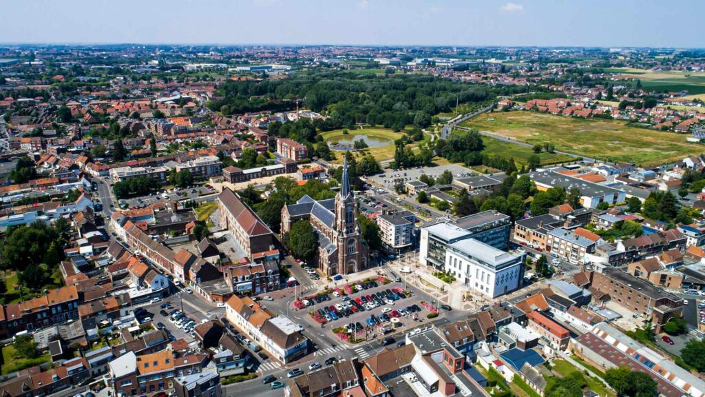 Photo de la ville de Wattrelos vue du ciel, aperçu de la grnad Place avec l'église, apreçu des quartiers et champs autour